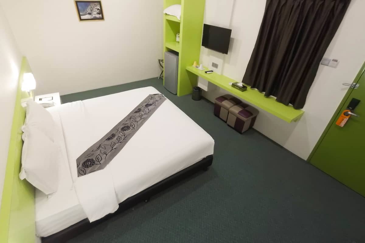 Habitación estándar, 1 cama de matrimonio, no fumadores | 1 dormitorio, caja fuerte, escritorio y tabla de planchar con plancha