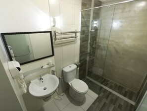 Shower, free toiletries, hair dryer, bidet - Baguss Hotel and Serviced Apartment (Johor Bahru)