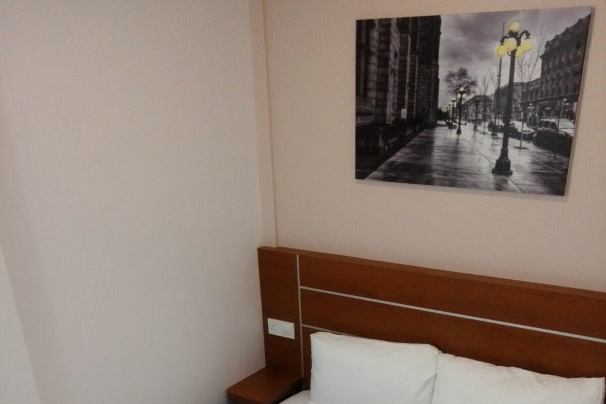 Escritorio, tabla de planchar con plancha, wifi gratis y ropa de cama