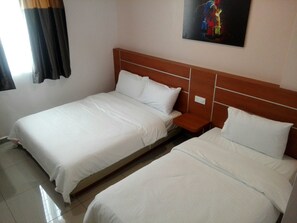 Habitación de hotel con dos camas individuales, cabecera de madera, mesita de noche y un cuadro en la pared.