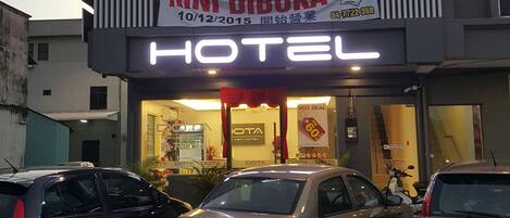 Boendets fasad - kväll/natt