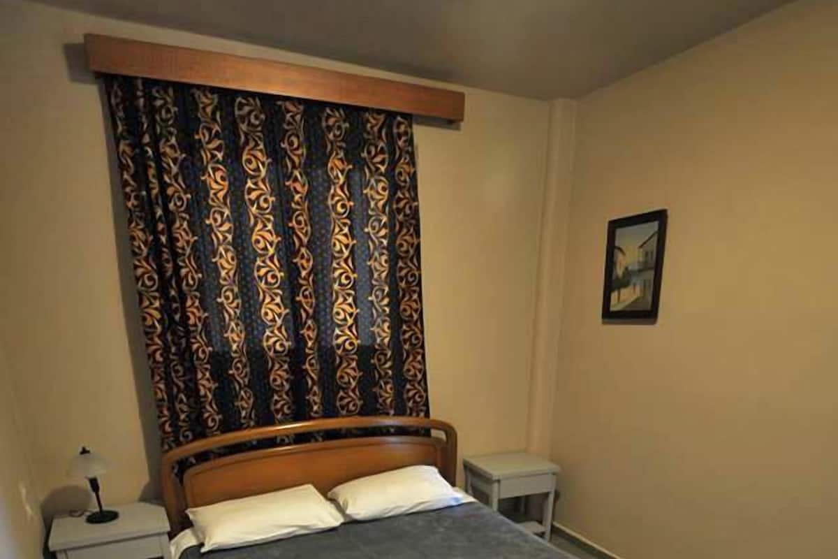 Appartement, 2 slaapkamers, balkon, uitzicht op zee | Een kluis op de kamer, gratis babybedden