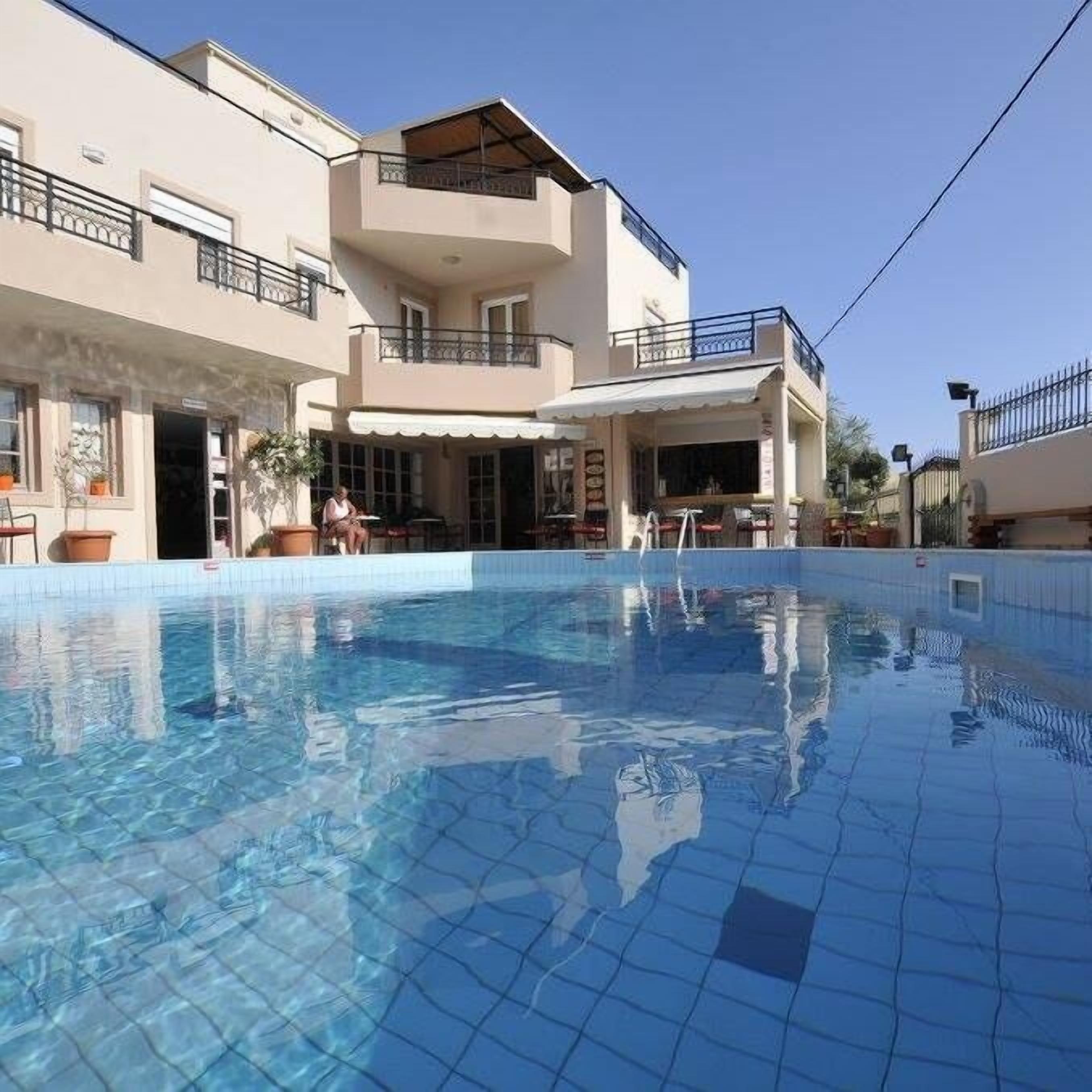 Utomhuspool, parasoller och solstolar