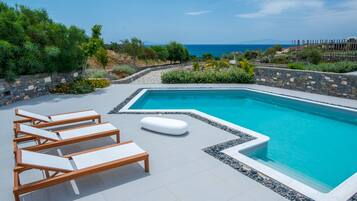 3 outdoor pools, pool umbrellas, pool loungers