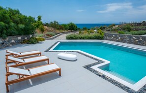 3 outdoor pools, pool umbrellas, sun loungers - Aelia Paros Villas (Paros)