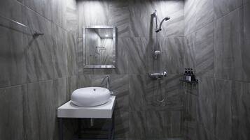 Superior Double Room | Bathroom | Shower, free toiletries, hair dryer, slippers
