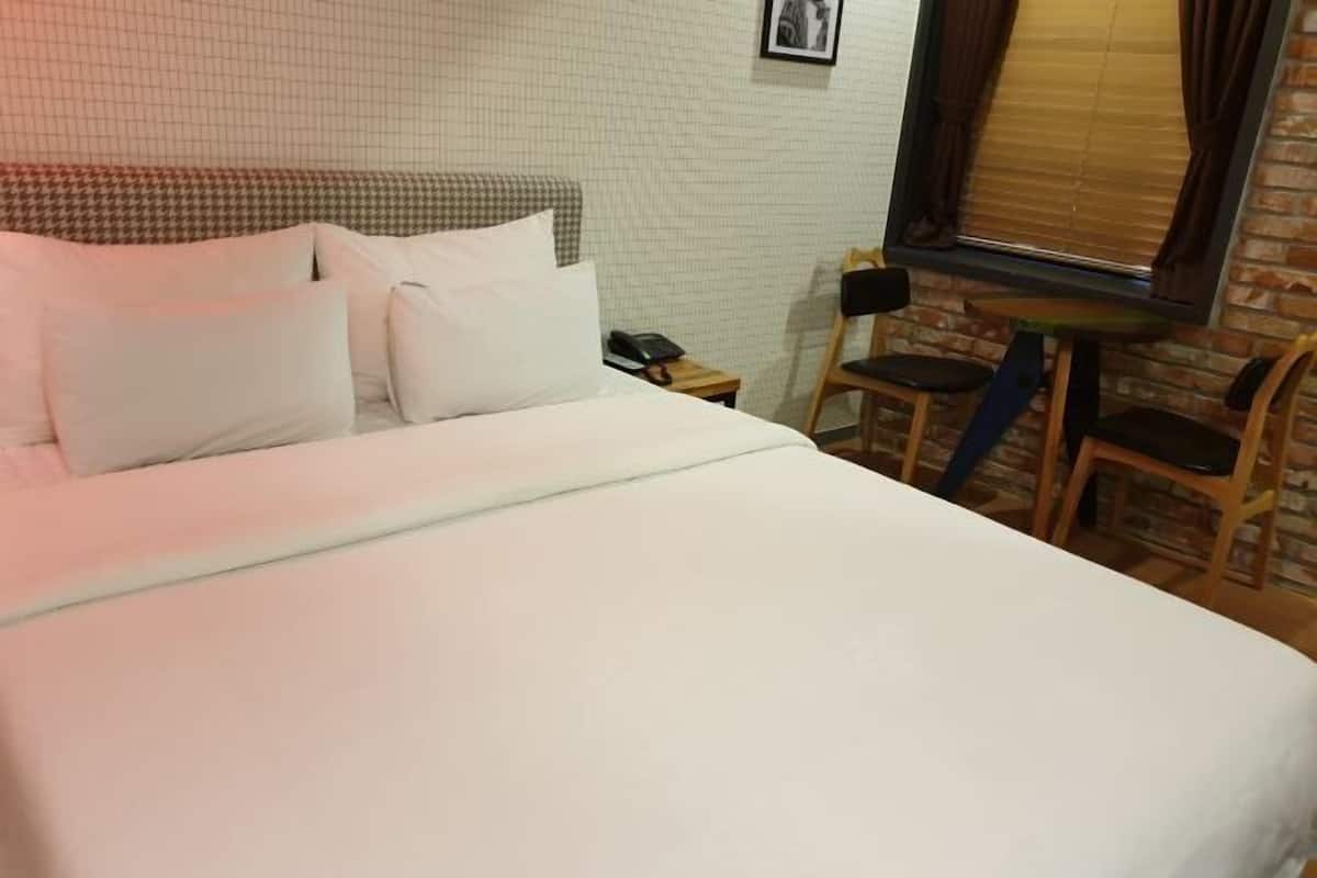Quartos à prova de som, Wi-Fi de cortesia, roupa de cama