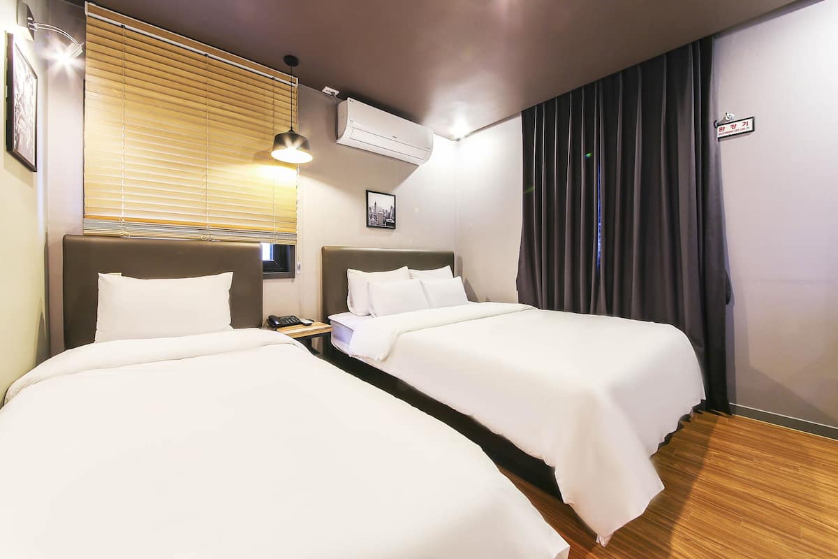 Trippelrum (Twin: 1 Double + 1 Single bed) | Ljudisolering, gratis wi-fi och sängkläder
