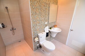 Chambre double (Y2) | Douche de la salle de bain