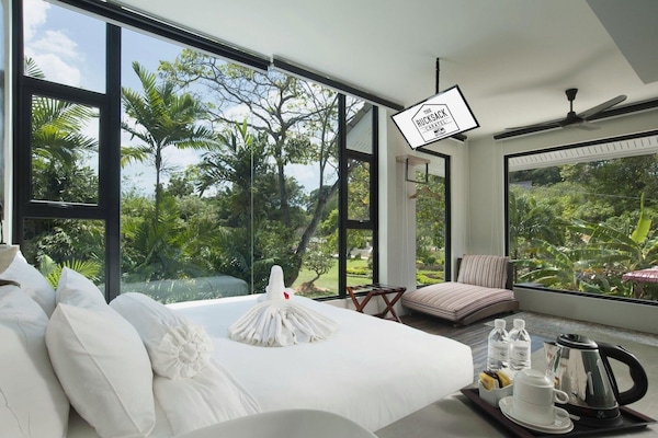 In-room safe, iron/ironing board, free WiFi, bed sheets