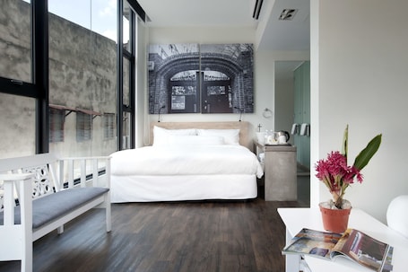 Caja de seguridad en la habitación y tabla de planchar con plancha