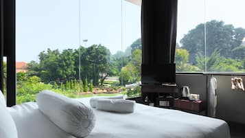 In-room safe, iron/ironing board, WiFi (free), bed sheets