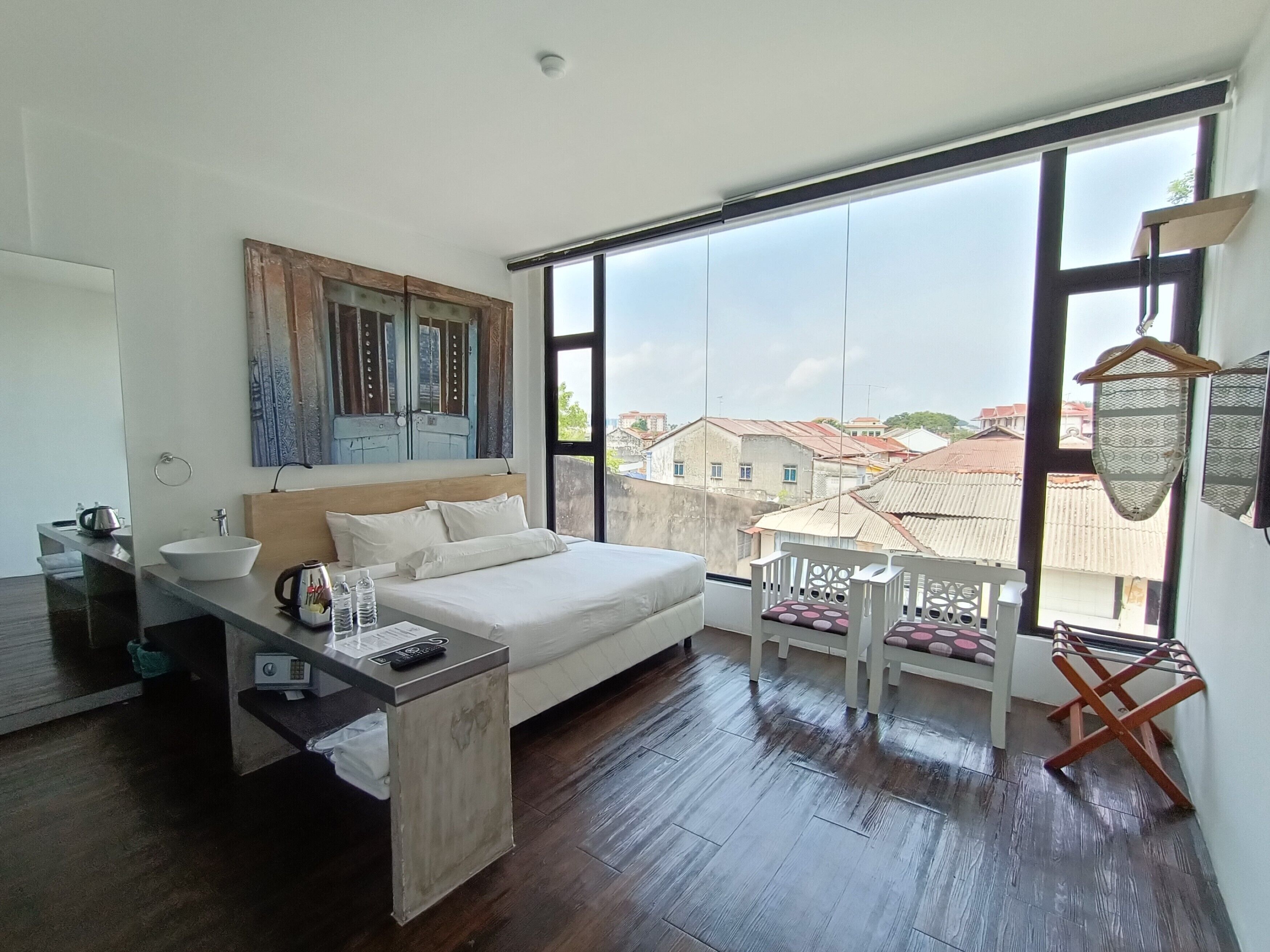 deluxe room, 1 king bed | in-room safe, desk, iron/ironing board, free wifi