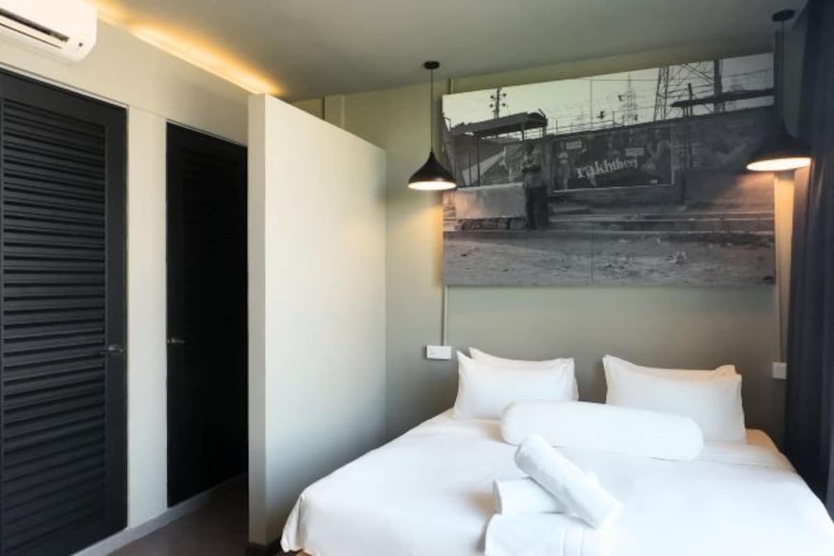In-room safe, iron/ironing board, WiFi (free), bed sheets