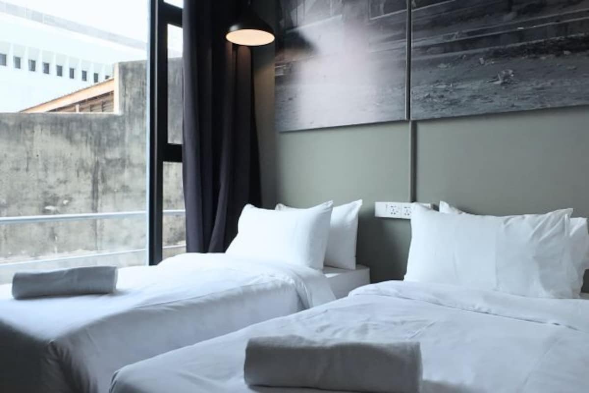 In-room safe, iron/ironing board, WiFi (free), bed sheets