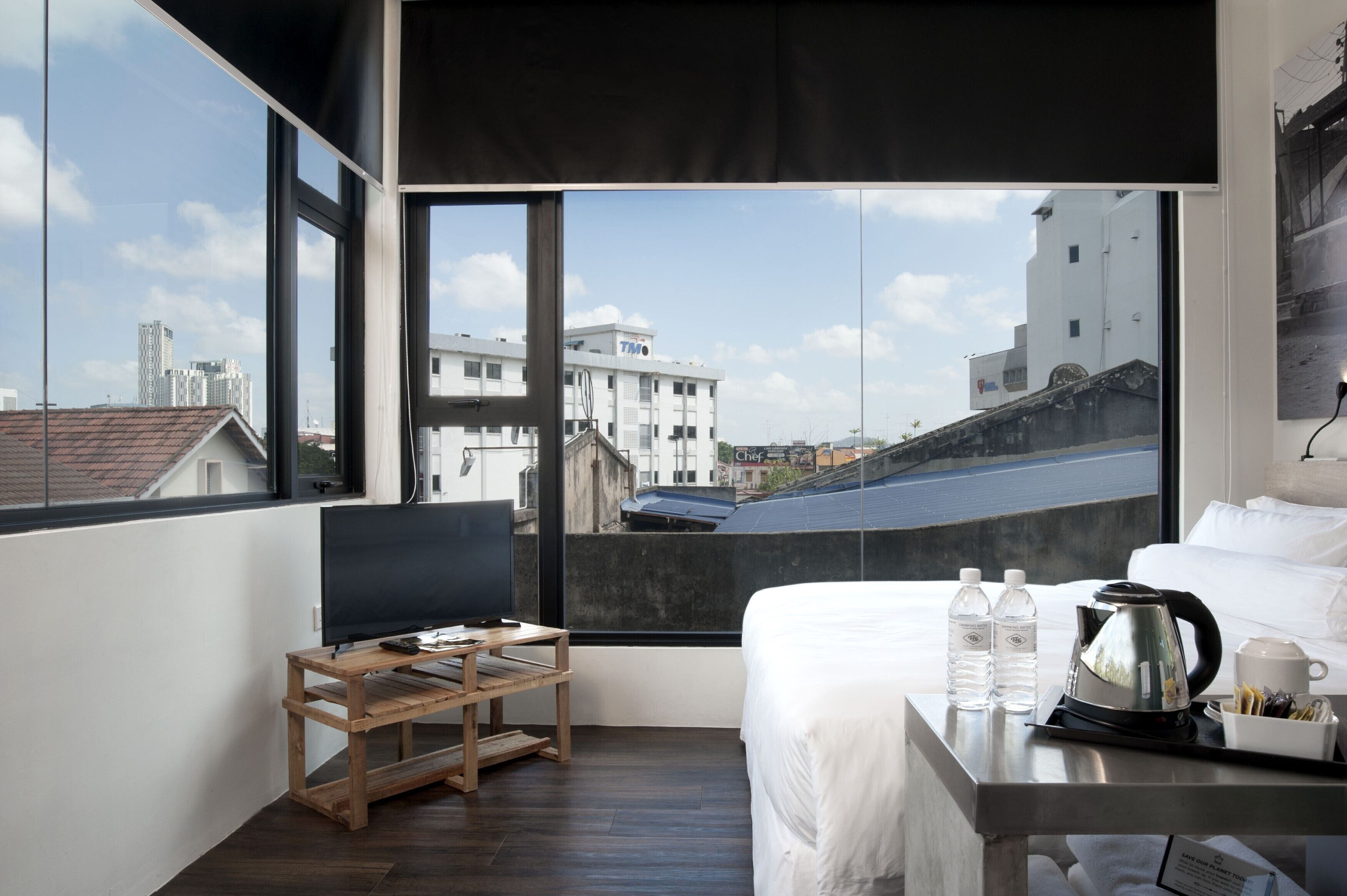 deluxe room, 1 queen bed | in-room safe, desk, iron/ironing board, free wifi