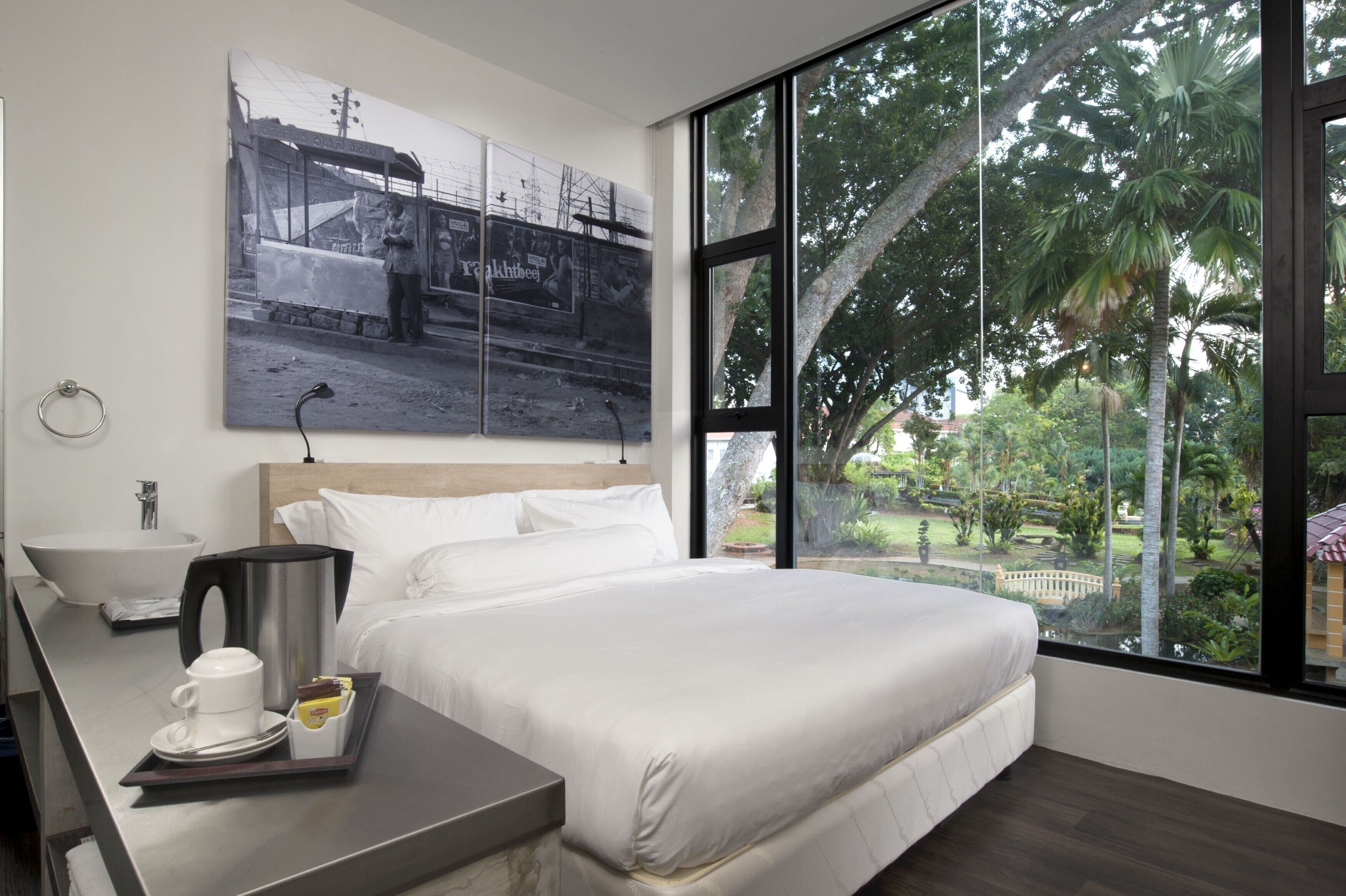 deluxe room, 1 queen bed | in-room safe, desk, iron/ironing board, free wifi