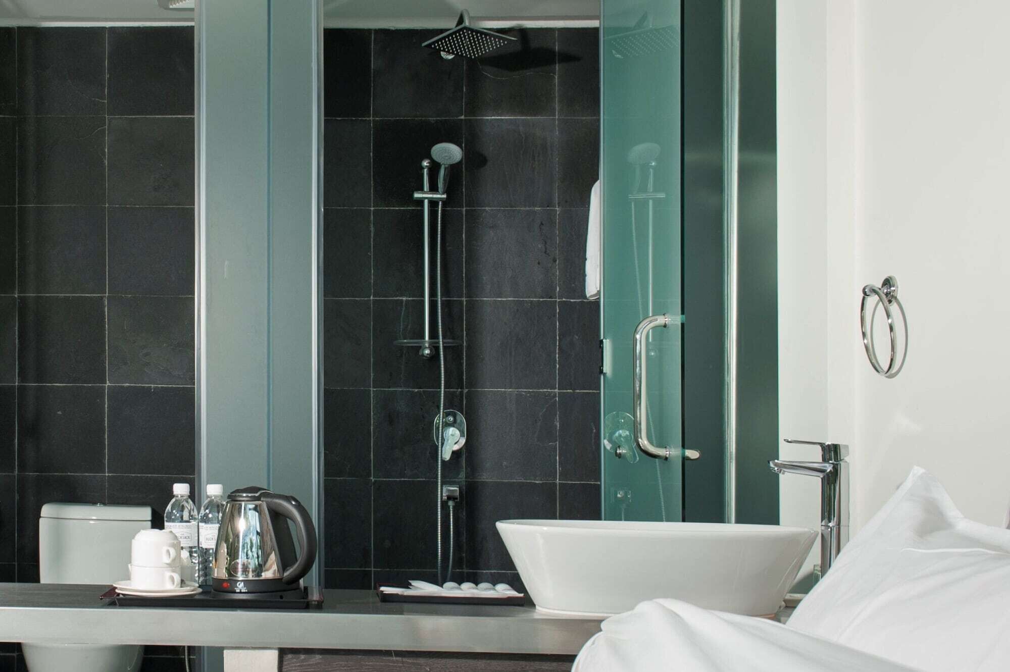Une salle de bain moderne équipée d’une baignoire, d’une douche et de toilettes.