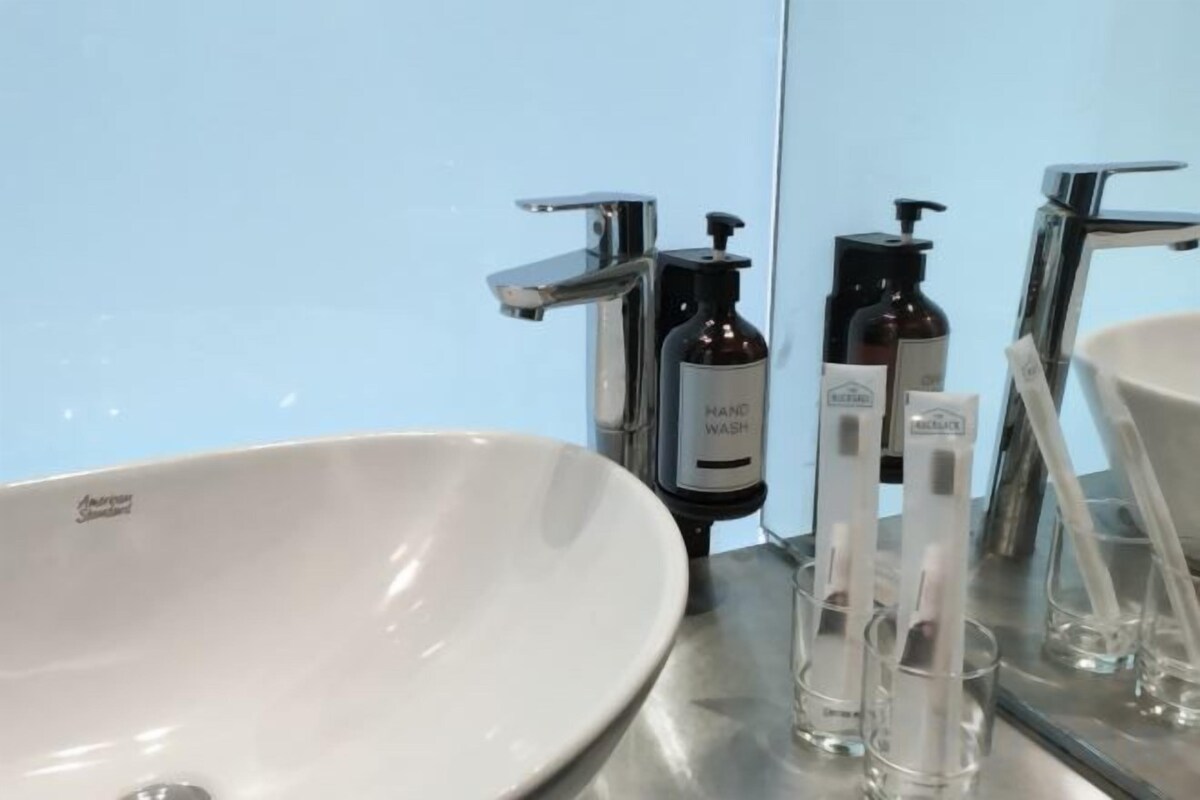 Fasilitas kamar mandi | Shower, sandal, kloset, dan handuk