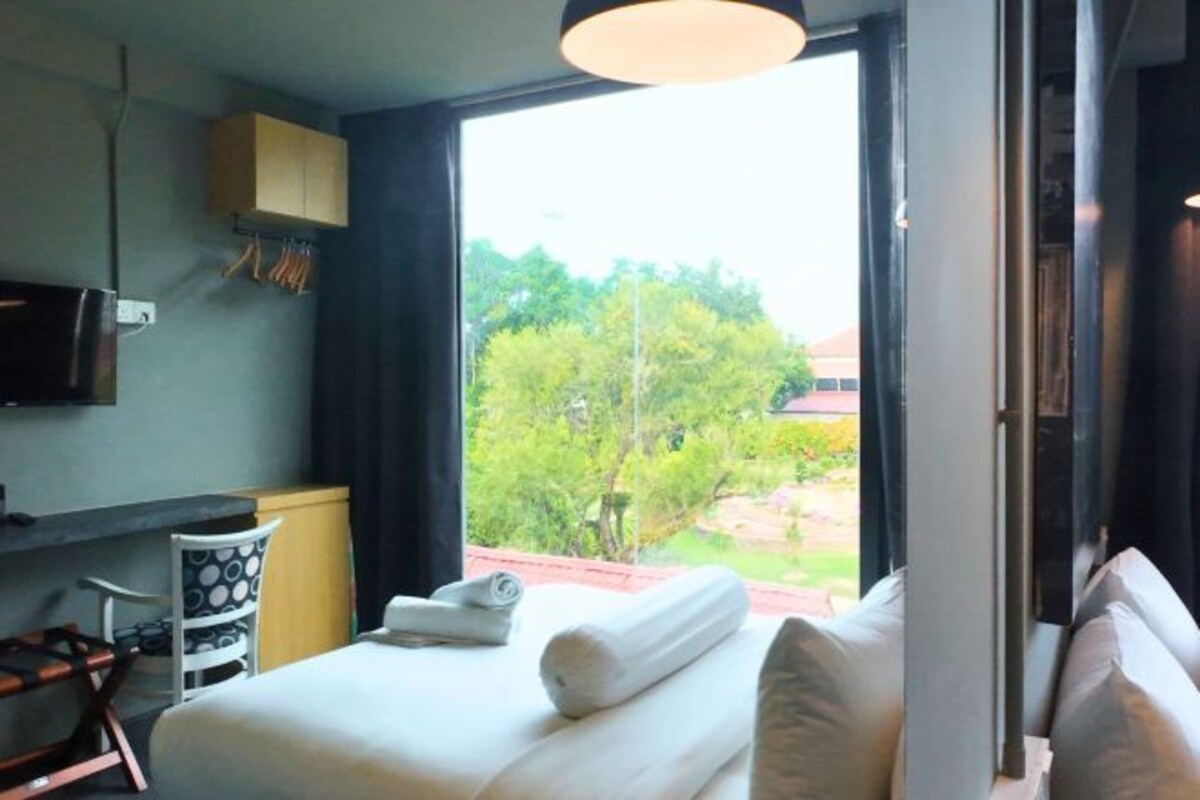 In-room safe, iron/ironing board, WiFi (free), bed sheets