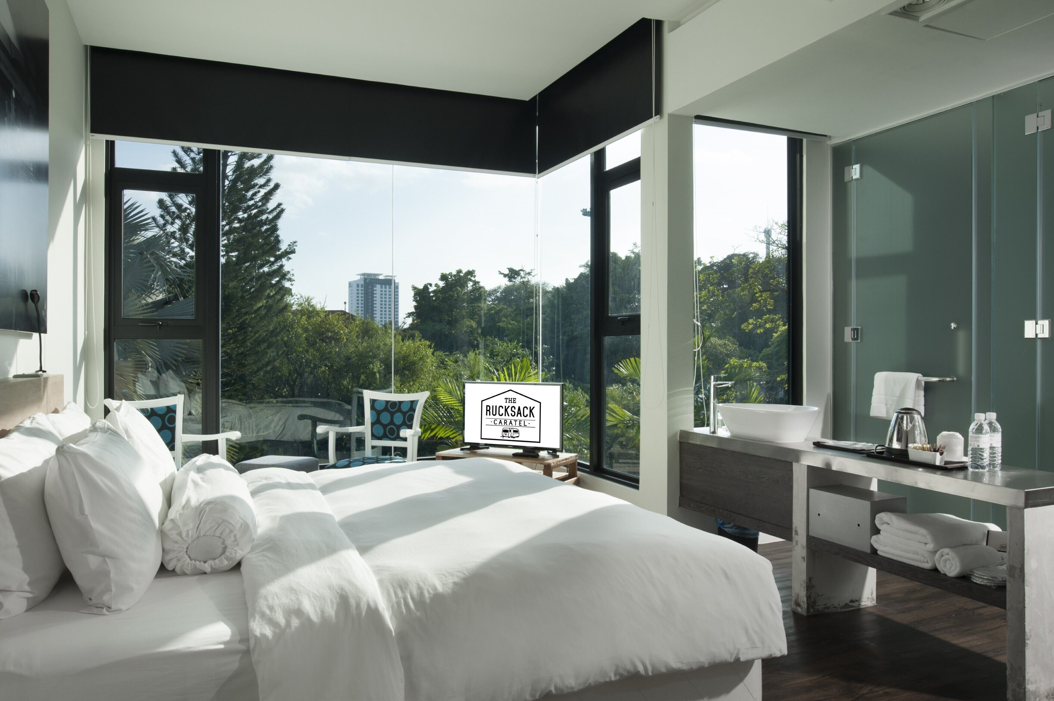 premier deluxe room, 1 king bed, garden view | in-room safe, desk, iron/ironing board, free wifi