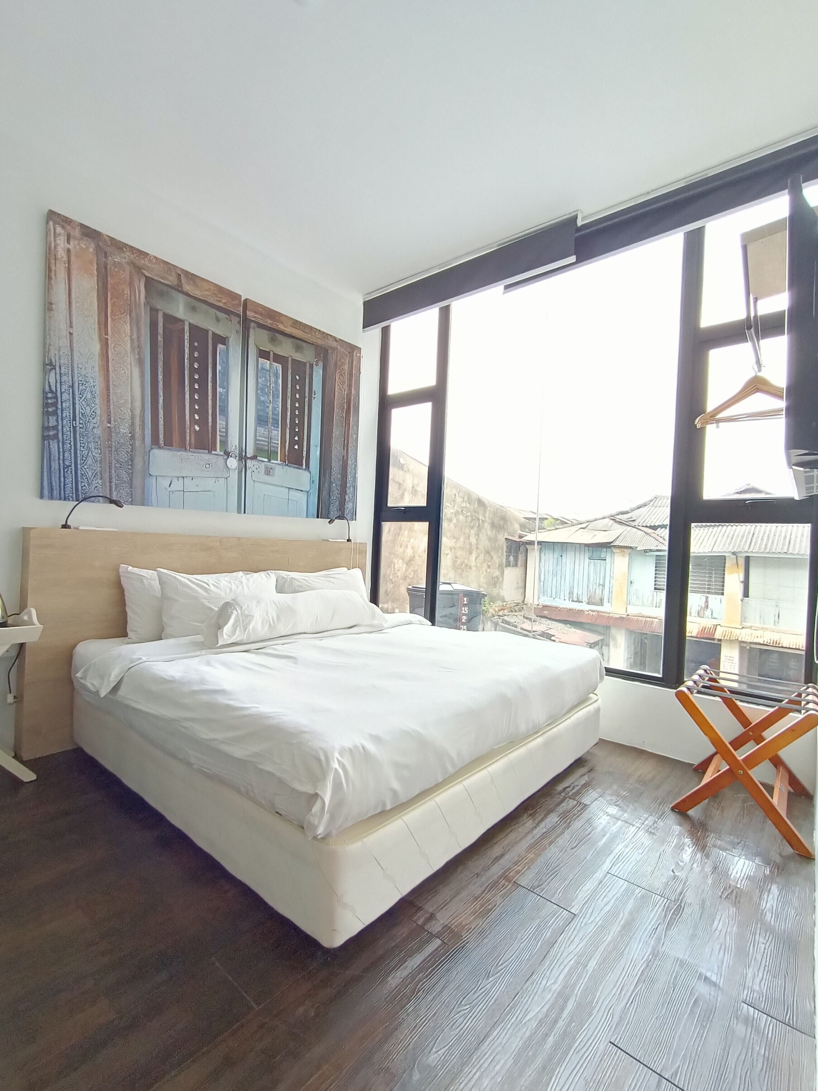 standard room, 1 queen bed | in-room safe, desk, iron/ironing board, free wifi