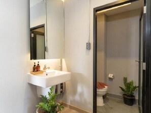Ingel Passion (5PPL) | Bathroom | Shower, free toiletries, towels - Arch39 Minimal Chiang Mai Hotel (Chiang Mai)
