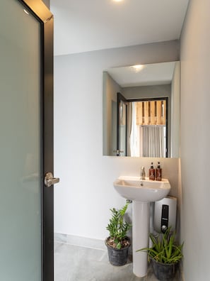 Shower, free toiletries, towels