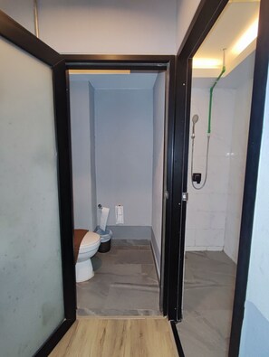 Douche, articles de toilette gratuits, serviettes fournies