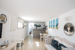 Lobby sitting area - Spanelis Hotel (Mykonos)