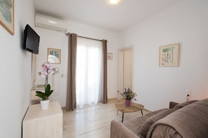Junior Suite, Sea View | Minibar, in-room safe, desk, soundproofing