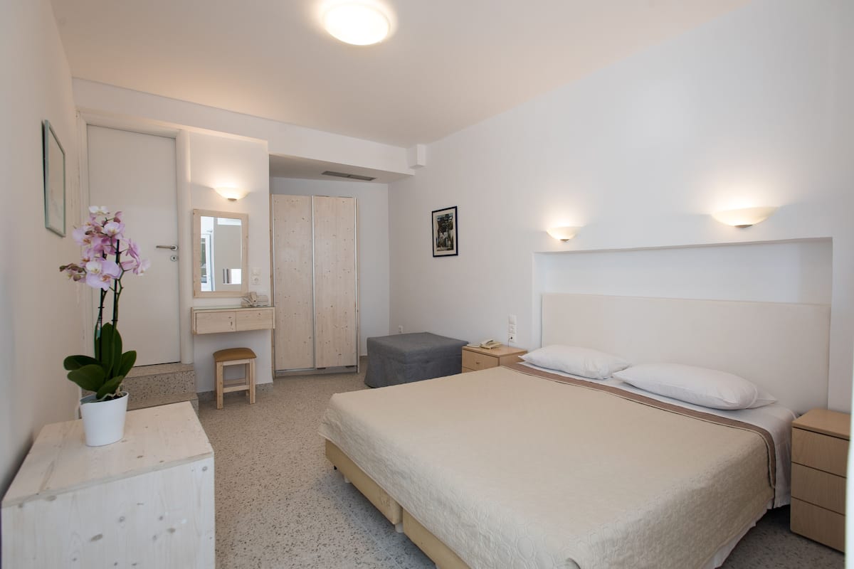 Deluxe Suite, Sea View | 1 bedroom, minibar, in-room safe, desk