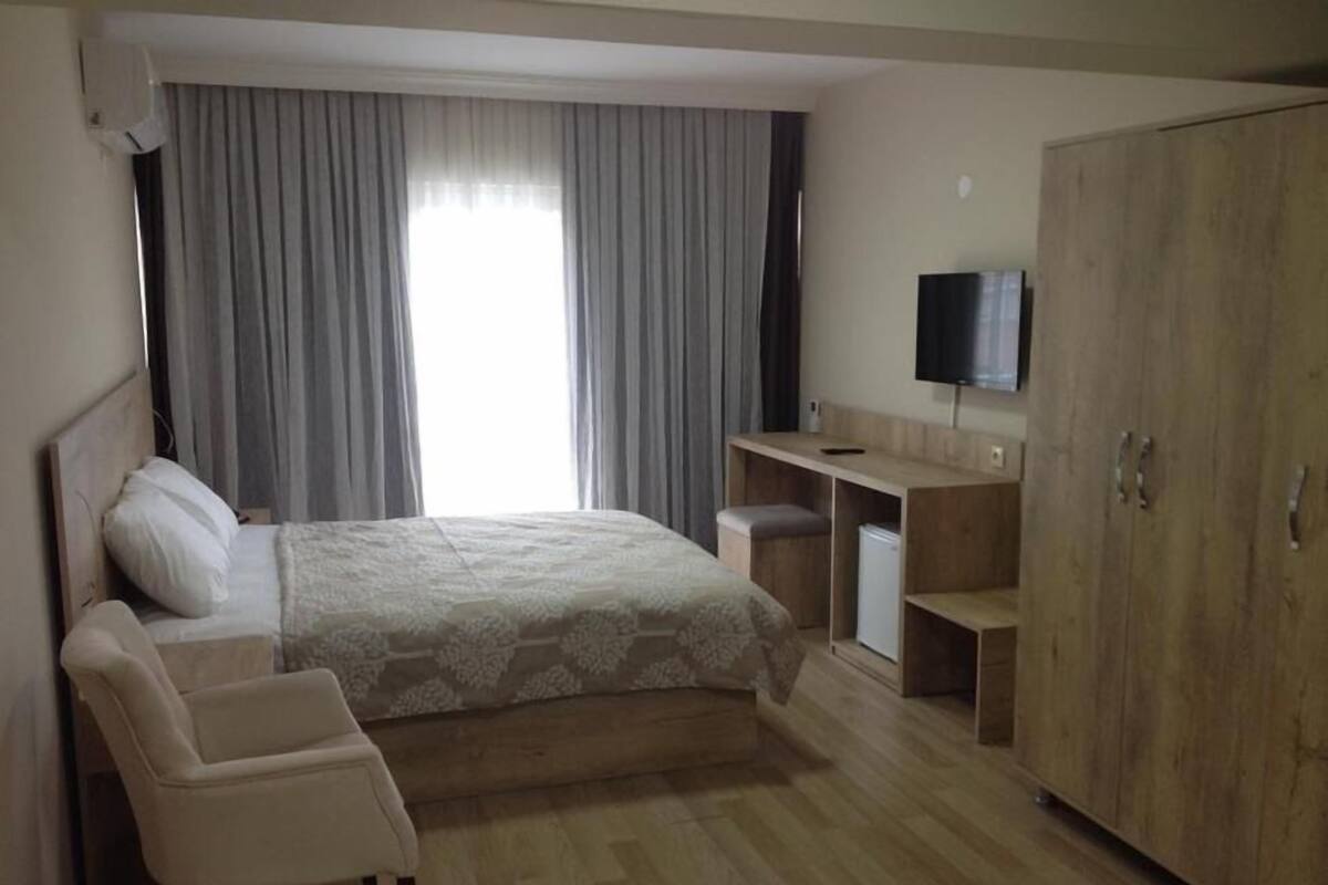 Desk, free cots/infant beds, free WiFi