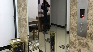 An elevator with a digital display, a sign with instructions, and a marble floor. - Sapa Memory Hotel (Sa Pa)