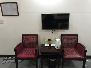 Minibar, caja de seguridad en la habitación y escritorio 