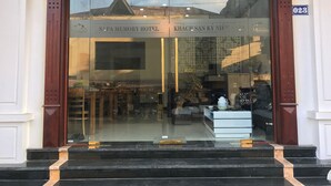 The entrance of Sapa Memory Hotel with a clear view of the interior through the glass doors. - Sapa Memory Hotel (Sa Pa)