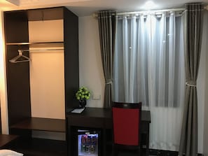 Minibar, coffres-forts dans les chambres, bureau, rideaux occultants