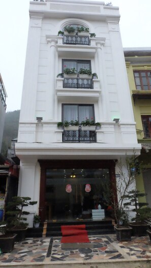 Vista frontal de la propiedad