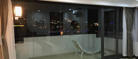 华丽双人房, 露台, 山景 | 迷你吧、客房内保险箱、办公桌、遮光窗帘