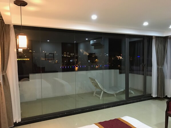 Quarto casal luxo, terraço, vista para a montanha | Frigobar, cofres nos quartos, escrivaninha, cortinas blackout