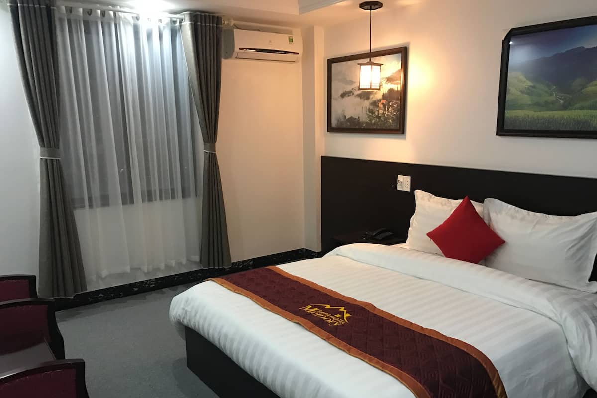 Habitación doble superior | Minibar, caja fuerte, escritorio y cortinas opacas