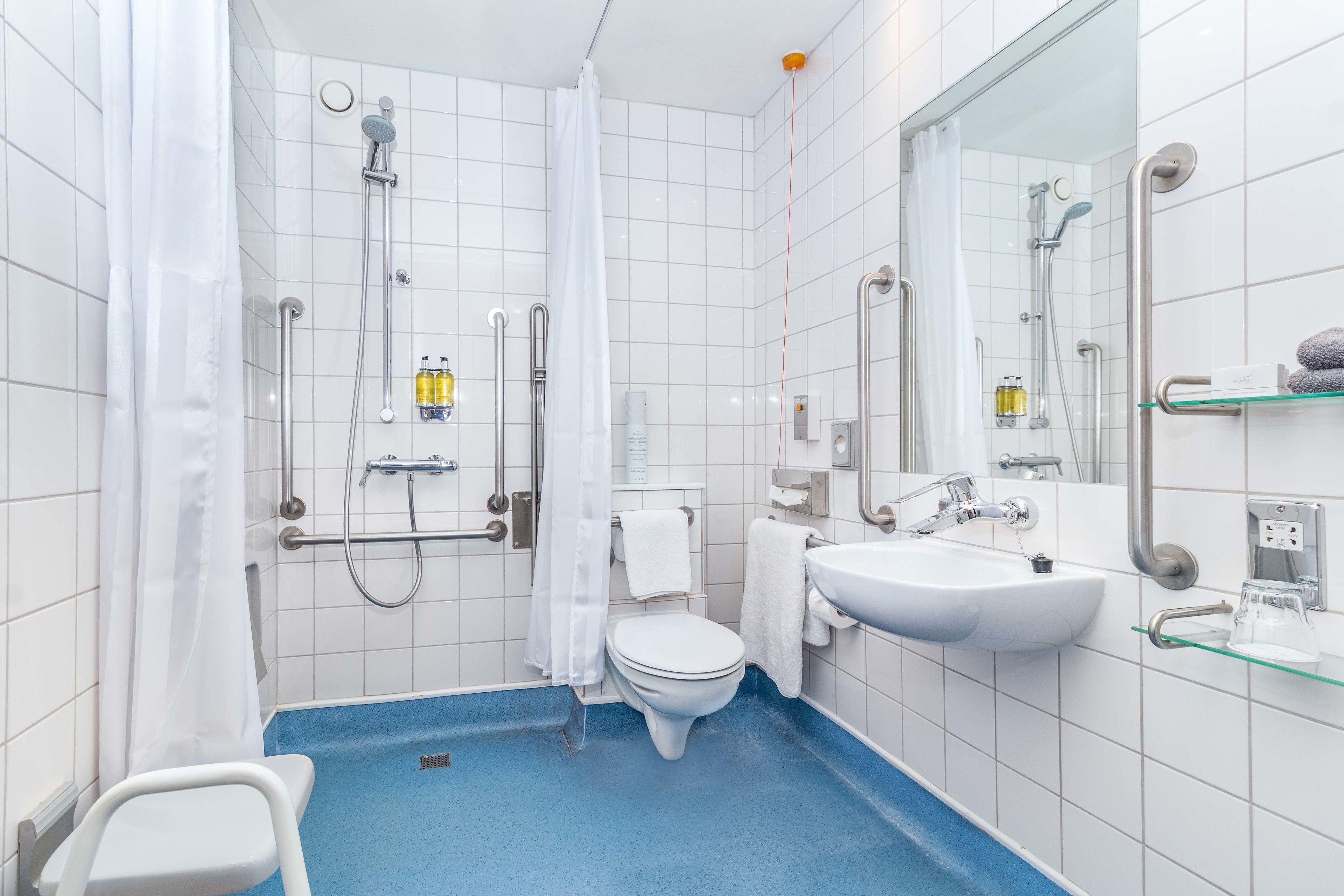 superior double room, 1 double bed | bathroom | combined shower/bathtub, free toiletries, hair dryer, towels