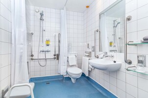 Habitación doble superior, 1 cama doble | Baño | Ducha y bañera combinadas y artículos de higiene personal gratuitos