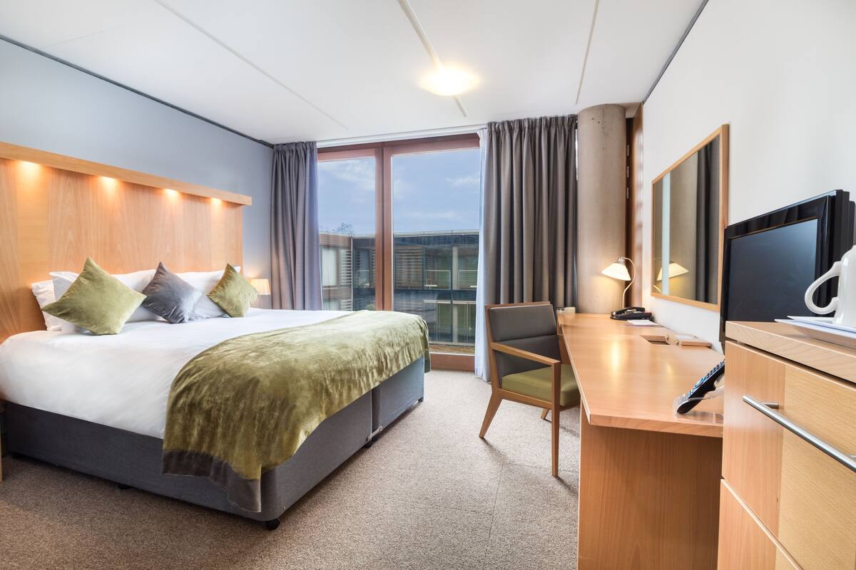 standard double room | desk, iron/ironing board, travel cot, bed sheets