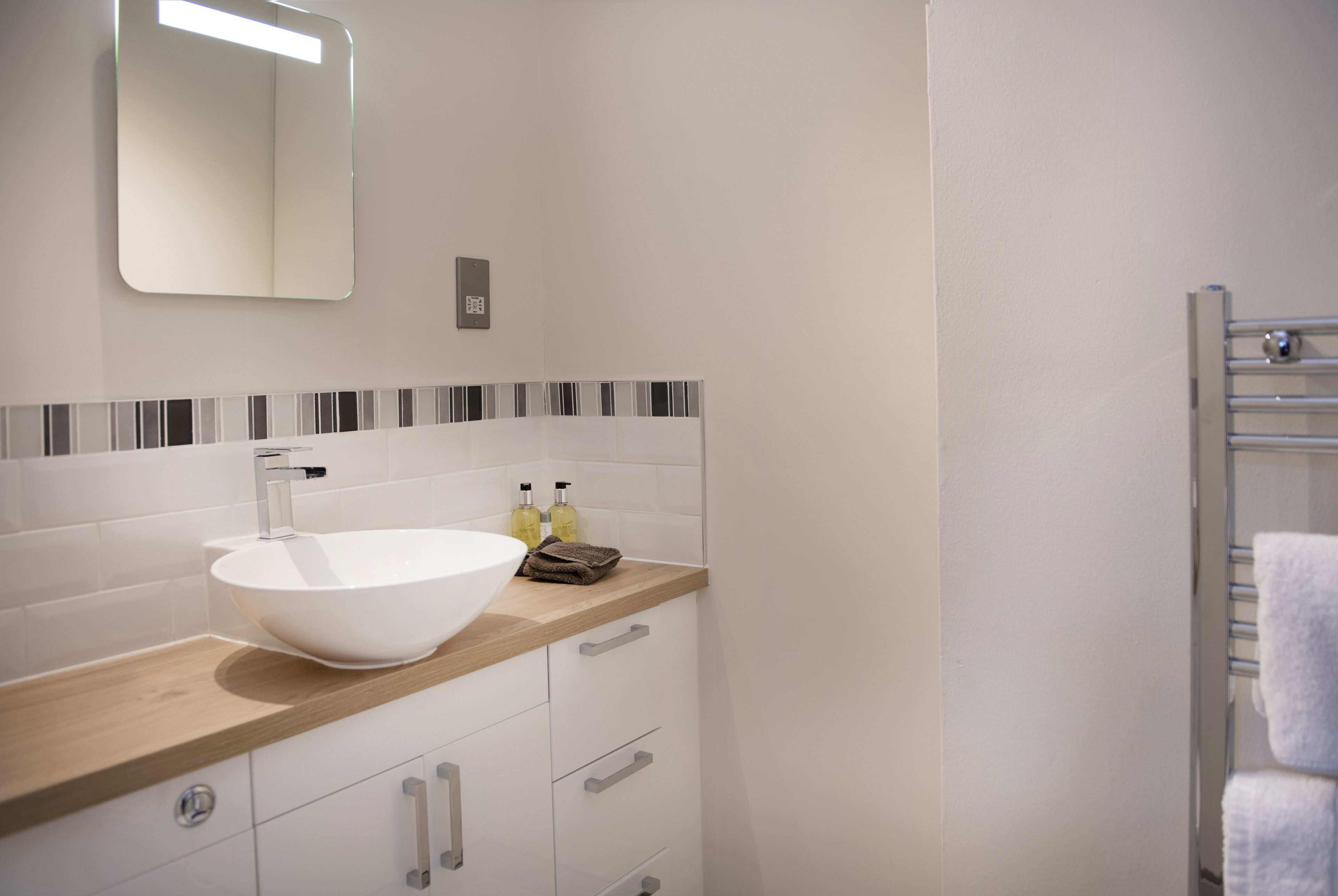 combined shower/bathtub, free toiletries, hair dryer, towels