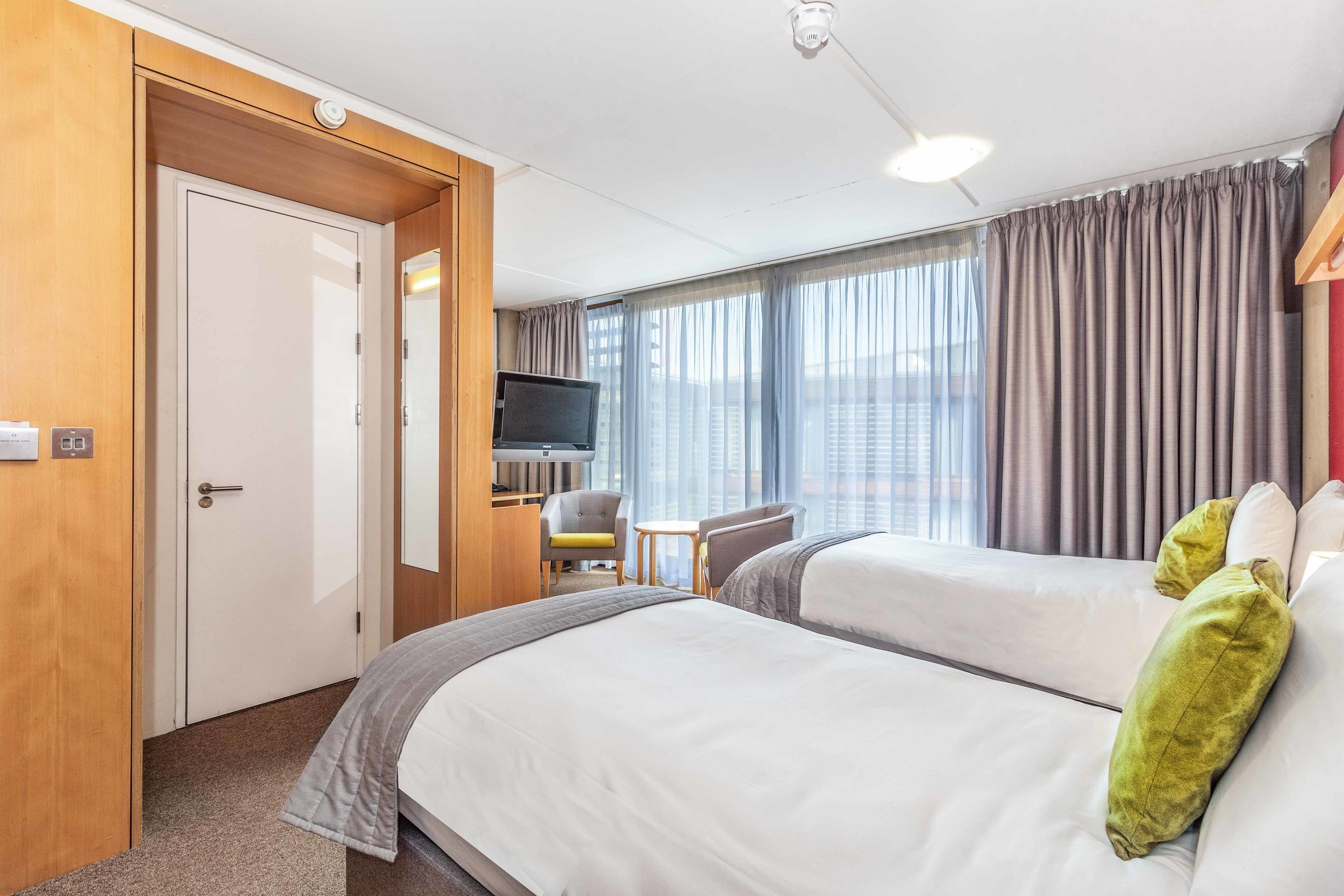 standard room (guest) | desk, iron/ironing board, travel cot, bed sheets