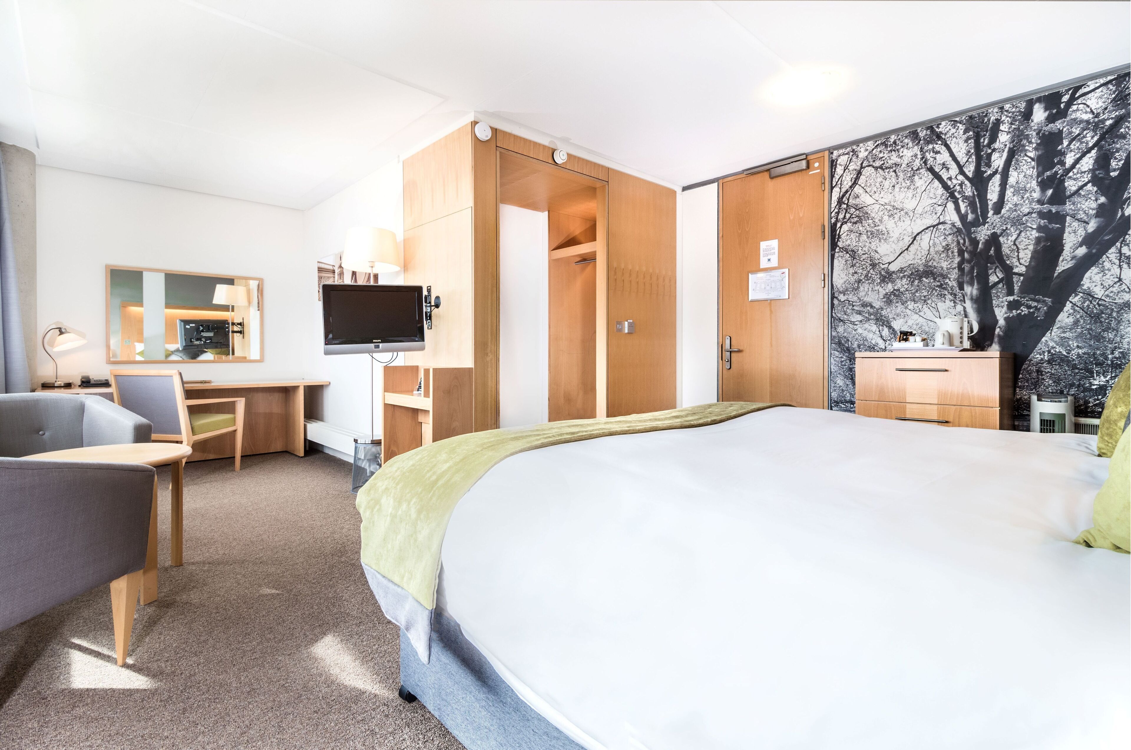 superior room | desk, iron/ironing board, travel cot, bed sheets