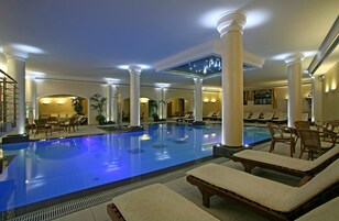 Una piscina techada, una piscina al aire libre