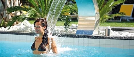 Piscina coperta, piscina all'aperto, lettini