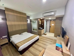 Standard King Room | Escritorio, tabla de planchar con plancha, wifi gratis